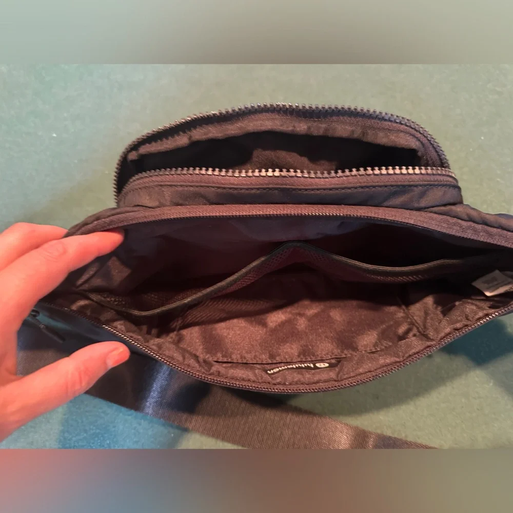 RARE Lululemon everywhere belt bag 2.5L - Picture 2 of 7